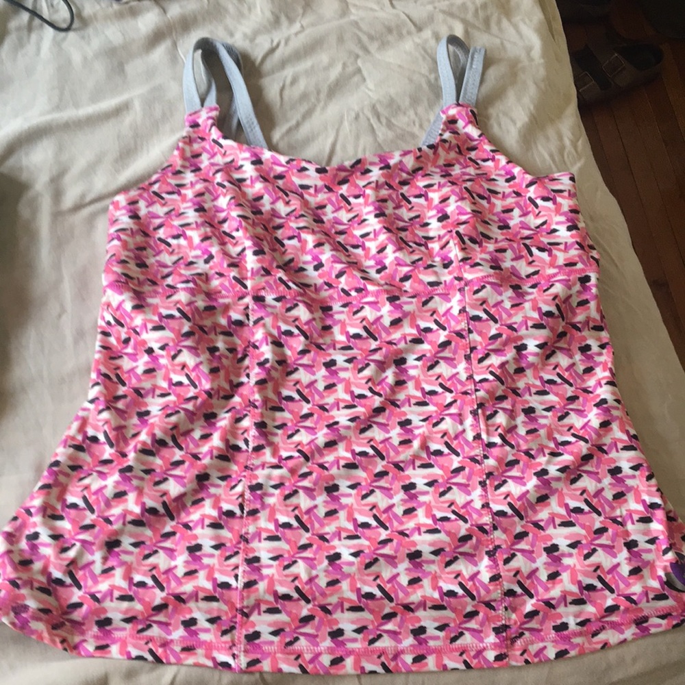 Active tank top 2x with built in bra